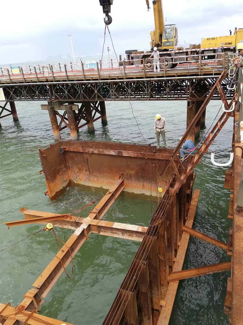 海南闸门前水下清理垃圾