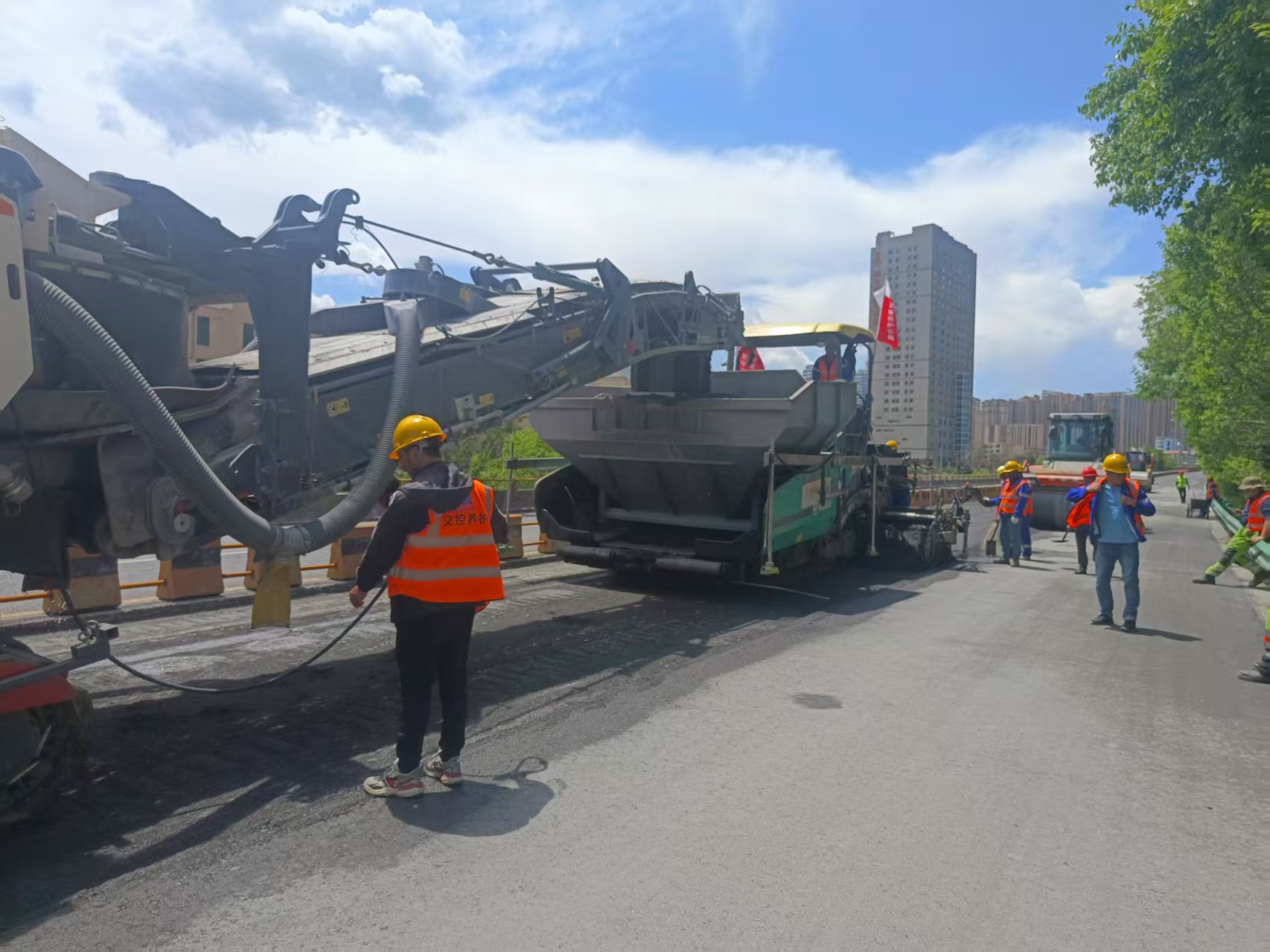 W380CR助力青海高速公路建设——宁大高速