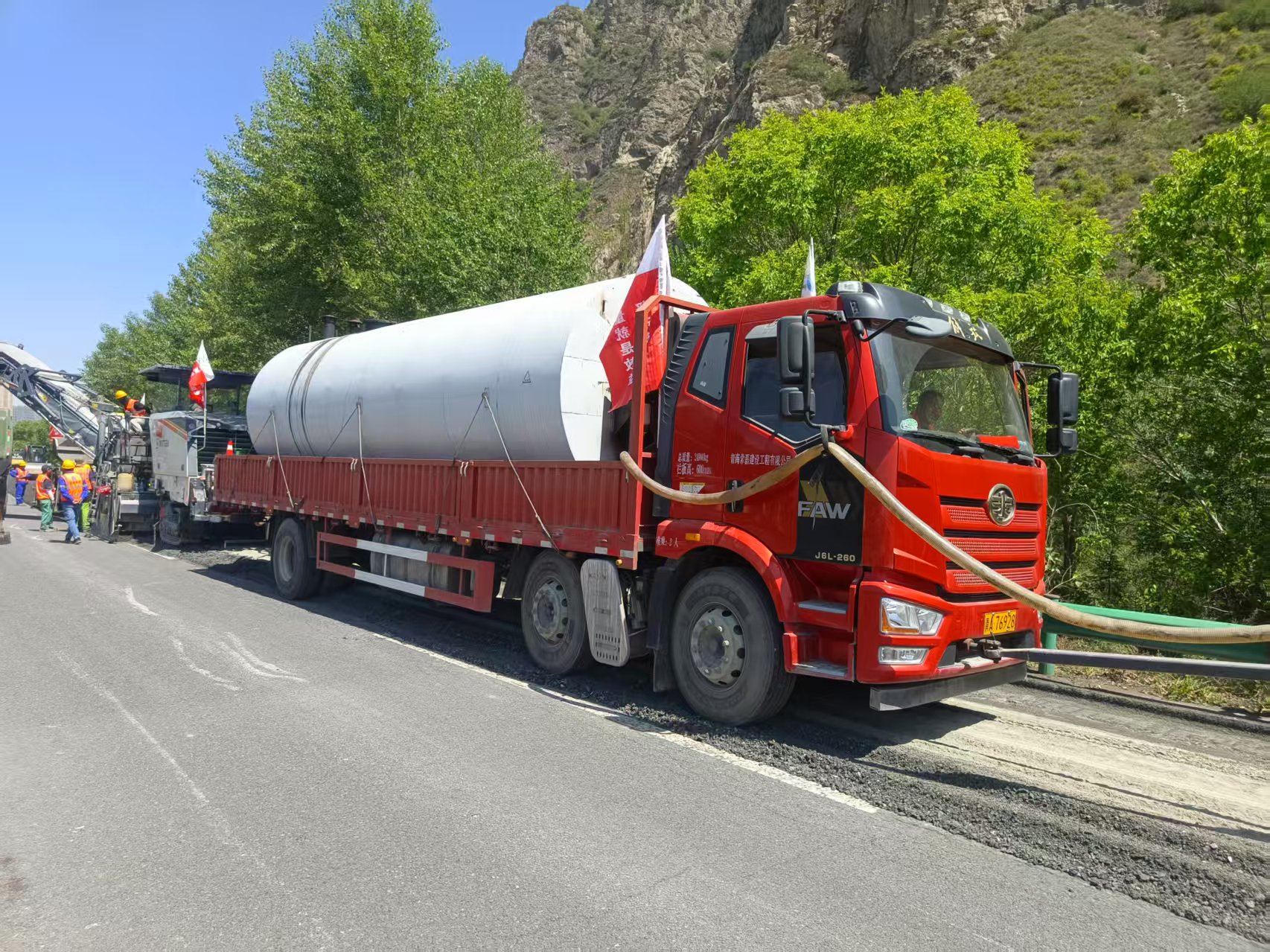 W380CR助力青海高速公路建设——宁大高速