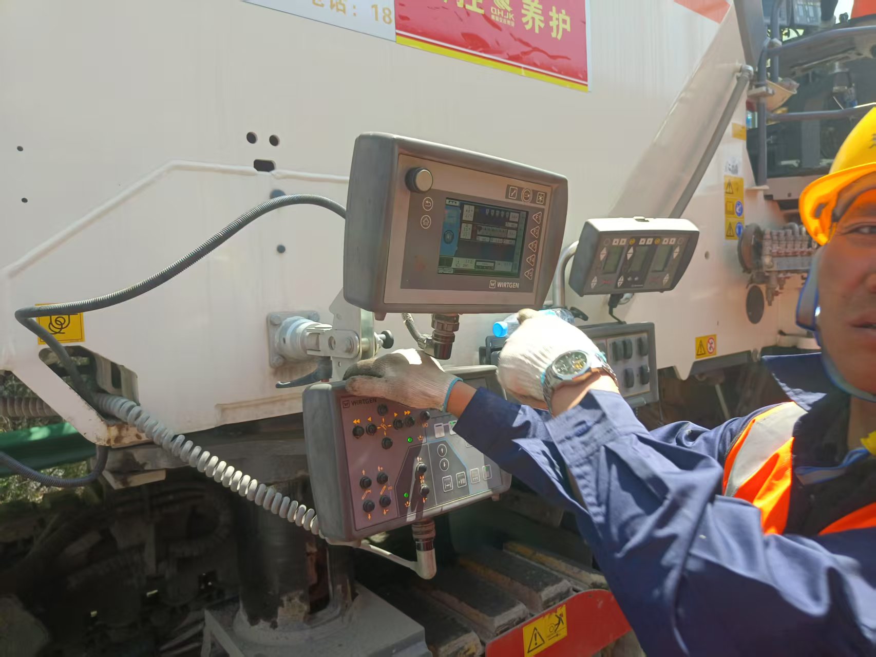 W380CR助力青海高速公路建设——宁大高速