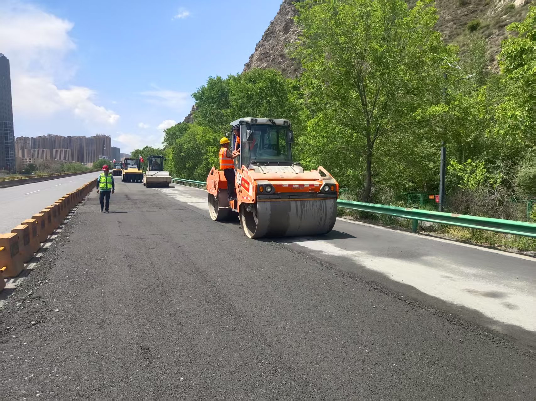 W380CR助力青海高速公路建设——宁大高速