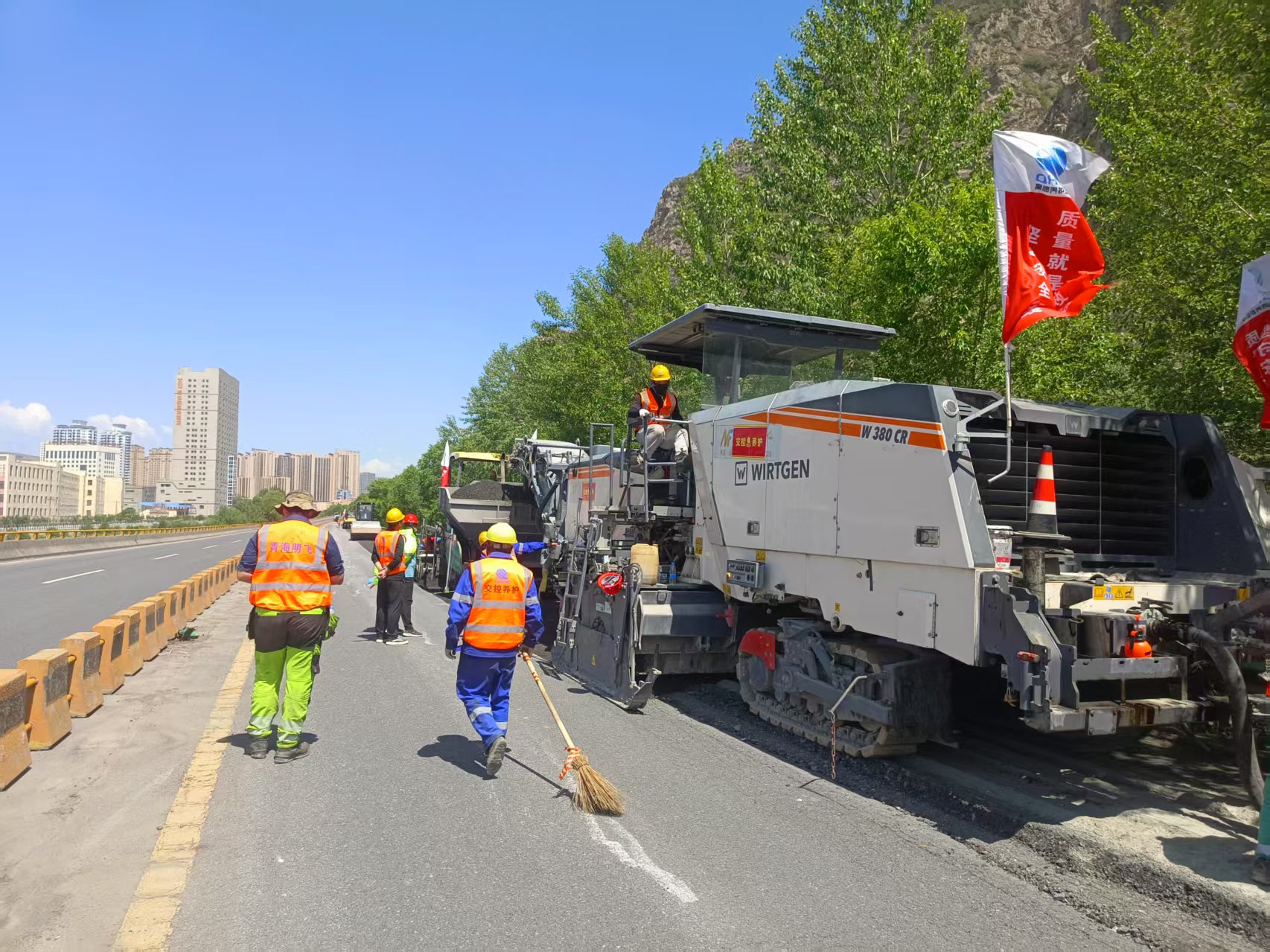 W380CR助力青海高速公路建设——宁大高速