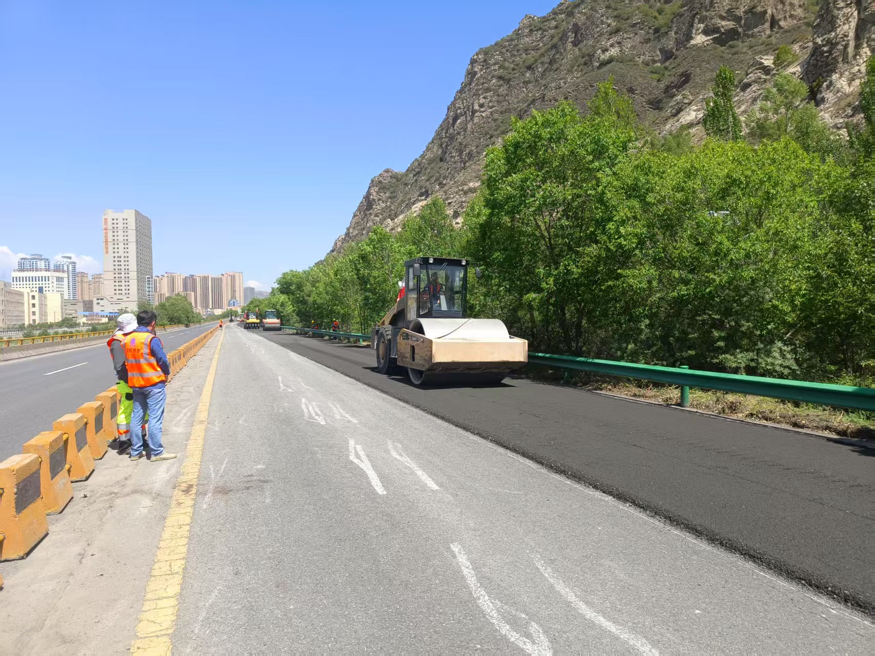 W380CR助力青海高速公路建设——宁大高速